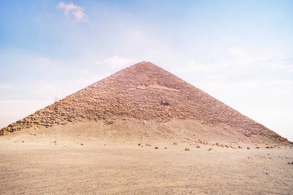 이집트 파라오 피라미드와 건조물의 파편에는 원래의 석회암 덮개가 — 스톡 사진