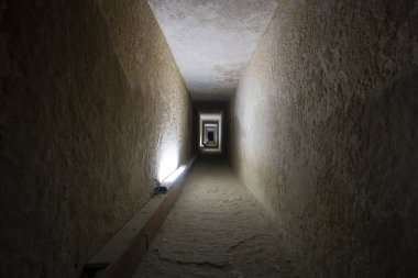 Eski Mısır piramidinin tünel girişi. Giza piramidinin içinde uzun bir geçit. Tarih öncesi bir dönüm noktası. Giza, Kahire, Mısır. İkinci piramidin içinde.