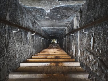 Antik Mısır piramidine doğru iniyoruz. Antik yeraltı mezarları.