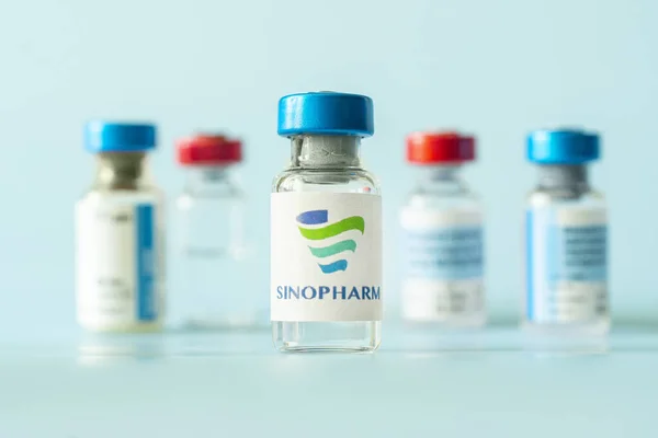 Скляна Пляшка Логотипом Sinopharm Китайська Фармацевтична Компанія Січня 2021 Року — стокове фото
