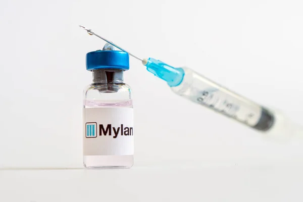 Flüssigkeitsflaschen Auf Einem Weißen Tisch Und Das Logo Von Mylan — Stockfoto