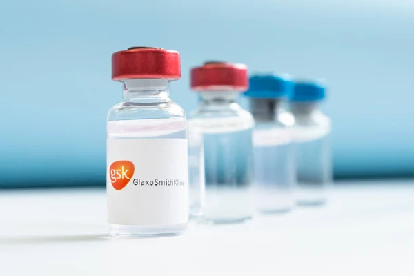 Flüssigkeitsflaschen Auf Einem Weißen Tisch Und Das Logo Von Glaxosmithkline — Stockfoto