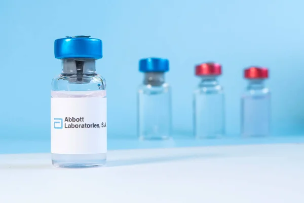 Injekční Lahvičky Tekutinou Bílém Stole Logo Abbott Laboratories Velká Farmaceutická — Stock fotografie