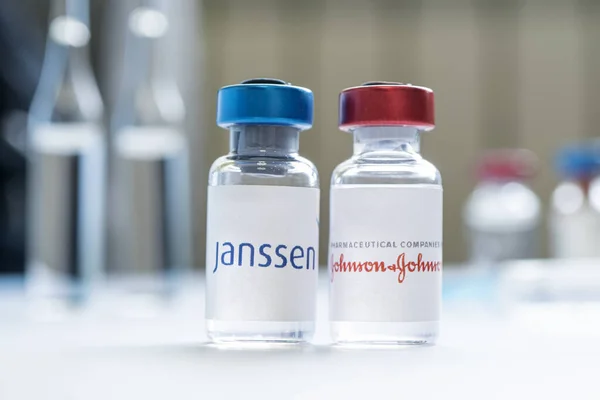 Vakcinační Stříkačka Skleněná Ampulka Čirou Tekutinou Modrém Pozadí Logem Farmaceutické — Stock fotografie