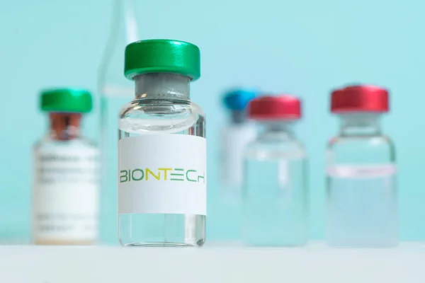 Injekční Lahvičky Tekutinou Bílém Stole Logo Biontech Velká Farmaceutická Společnost — Stock fotografie