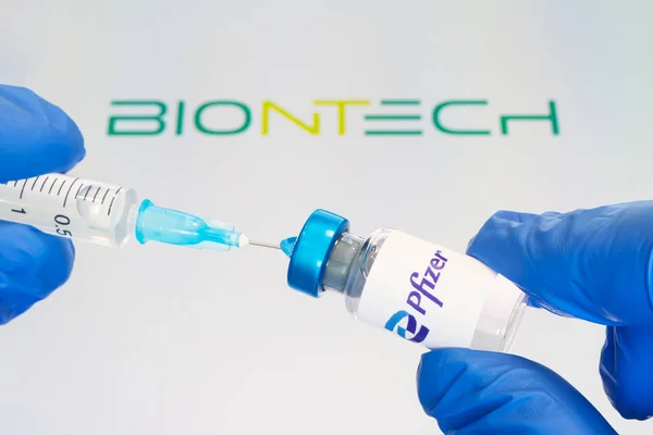 Garrafa Vidro Com Logotipo Pfizer Biontech Empresa Farmacêutica Multinacional Americana — Fotografia de Stock