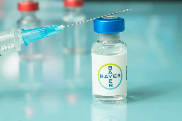 Injekční Lahvičky Tekutinou Bílém Stole Logo Bayer Velká Farmaceutická Společnost — Stock fotografie