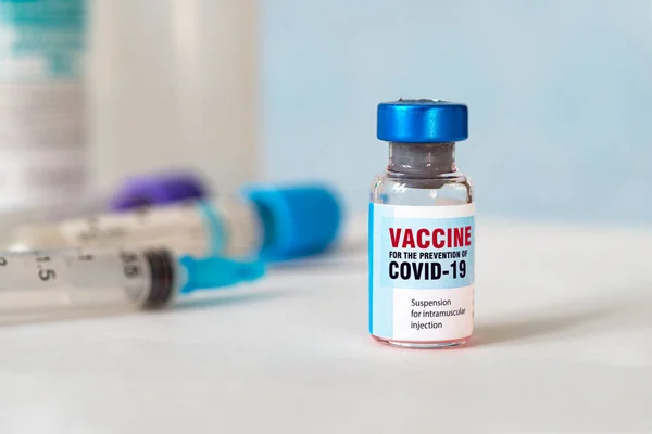 Malá Lahvička Nápisem Covid Corona Virus Vaccine Lékařská Stříkačka Kapkou — Stock fotografie