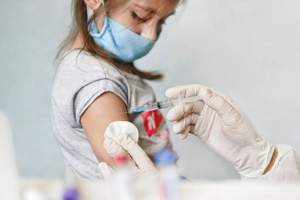 Médico Inyecta Bebé Vacunación Infantil Médico Trata Hombro Niña Con —  Fotos de Stock