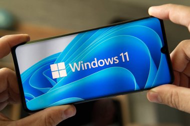 23 Haziran 2021. Barnaul, Rusya. Akıllı telefondaki yeni Windows 11 işletim sisteminin logosu.