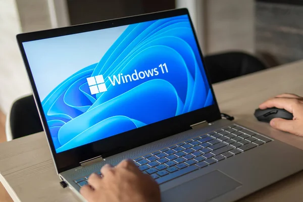 23 Haziran 2021. Barnaul, Rusya. Laptop ekranında Windows 11 logosu. Microsoft 'tan yeni bir işletim sistemi güncellemesi