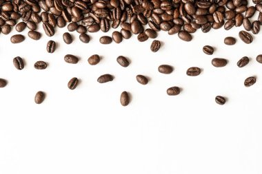 Kavrulmuş kahve çekirdeği arkaplan dokusu izole. metin için kopyalama alanı olan beyaz arkaplan,