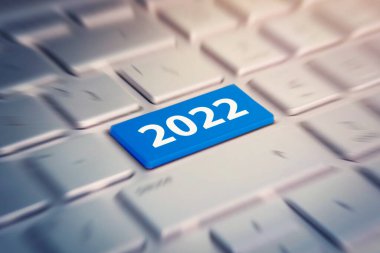 Metin 2022 ile klavye. Modern ultrabook 'un gri gümüş klavyesindeki renk tuşu. düğmedeki başlık.