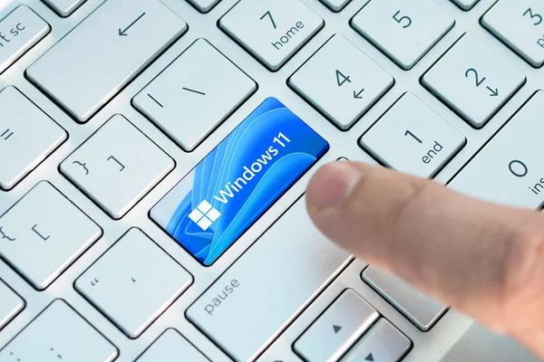 23 Haziran 2021. Barnaul, Rusya. Windows 11 logosuyla klavye tuşunu kapat Microsoft 'tan yeni bir işletim sistemi güncellemesi