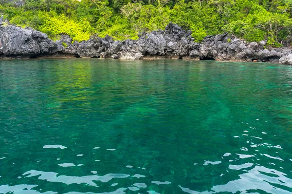 Água azul-turquesa na lagoa — Fotografia de Stock