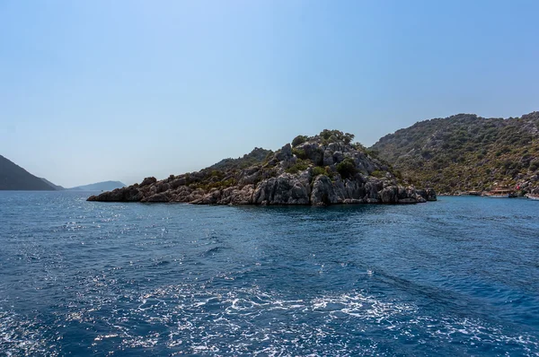 Kayalar Türkiye'de denizden görüntülemek — Stok fotoğraf