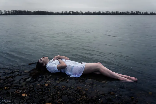 Galleggiante ragazza in scuro fiume — Foto Stock