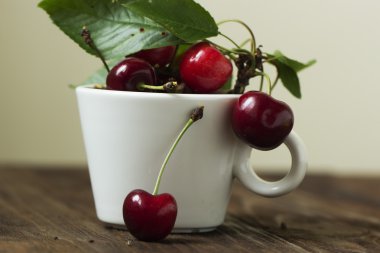 yeşil yaprak taze kiraz meyveleri.