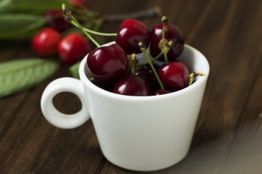 yeşil yaprak taze kiraz meyveleri.