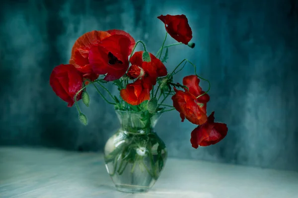 Buquê Flores Vermelhas Papoula Vaso Vidro Imagem Tonificada Espaço Para — Fotografia de Stock