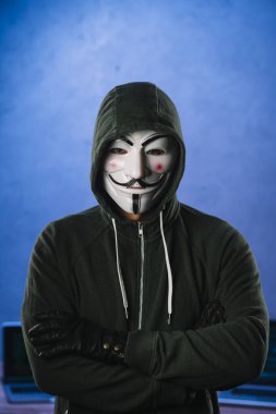 İsimsiz maskeli bir hacker. Çözünürlük ve yüksek kaliteli güzel fotoğraf