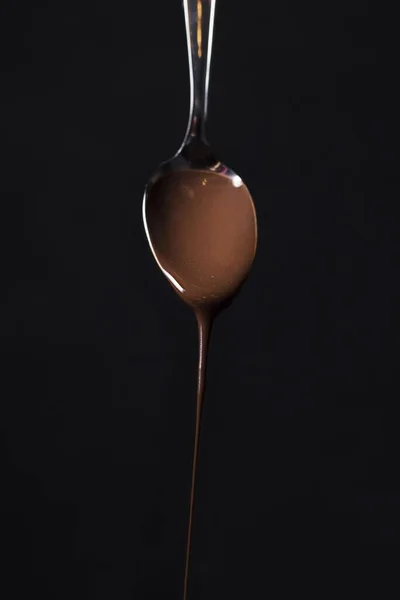 맛있는 초콜릿 무스와 수저를 닫습니다 고품질의 아름다운 — 스톡 사진