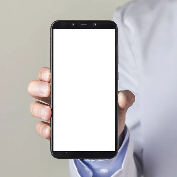 Fechar Mão Médico Masculino Mostrando Smartphone Com Tela Branca Resolução — Fotografia de Stock
