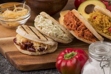 Lezzetli arepas ahşap tahta. Çözünürlük ve yüksek kaliteli güzel fotoğraf