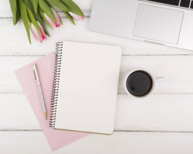 Düz konum kahve laleleri. Çözünürlük ve yüksek kaliteli güzel fotoğraf
