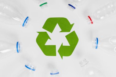 Geri dönüşüm ikonu etrafında boş plastik şişeler. Çözünürlük ve yüksek kaliteli güzel fotoğraf