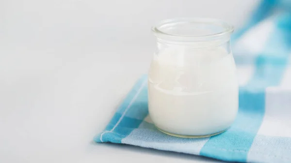 Delicioso Recipiente Yogur Natural Resolución Alta Calidad Hermosa Foto — Foto de Stock