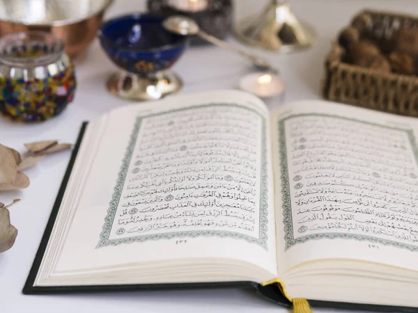 Tutup Meja Quran Yang Terbuka Resolusi Dan Foto Indah Berkualitas — Stok Foto