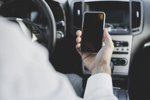 Закрыть Человеку Руку Держа Мобильный Телефон Пустым Экраном Автомобиля Разрешение — стоковое фото