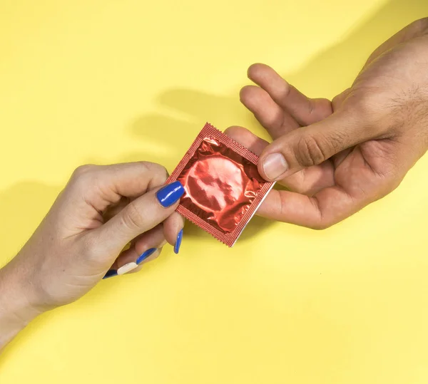 Close Man Woman Holding Condom Resolution High Quality Beautiful Photo — Stock fotografie