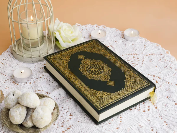 Close Quran Table Pastries Resolution High Quality Beautiful Photo — Stock Photo, Image