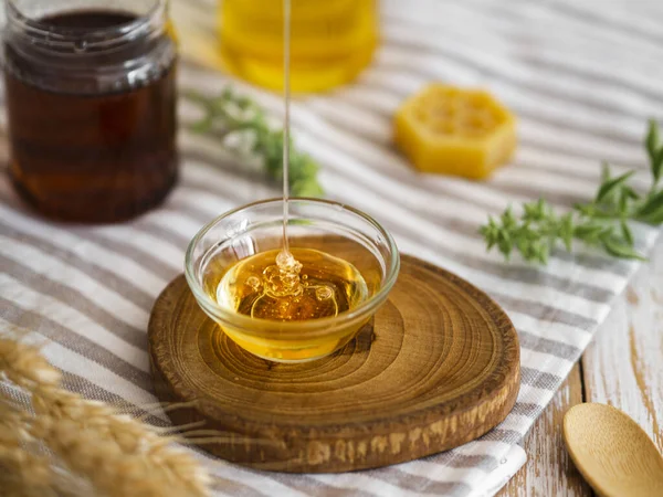 Delicious Honey Pouring Bowl Resolution High Quality Beautiful Photo — Fotografia de Stock