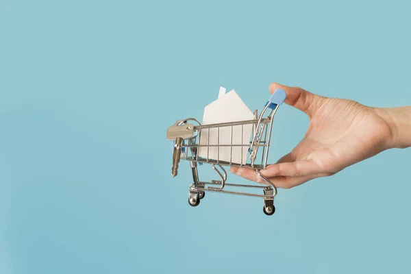 Close Hand Holding Miniature Shopping Cart Paper House Keys Blue — Foto de Stock