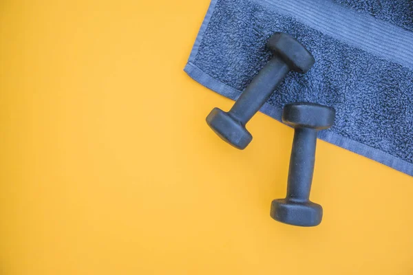 Dumbbells Towel Yellow Background Resolution High Quality Beautiful Photo — 图库照片