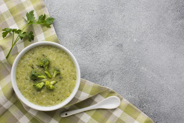 Flat Lay Broccoli Bisque Kitchen Towel Copy Space Resolution High — Stock Photo, Image