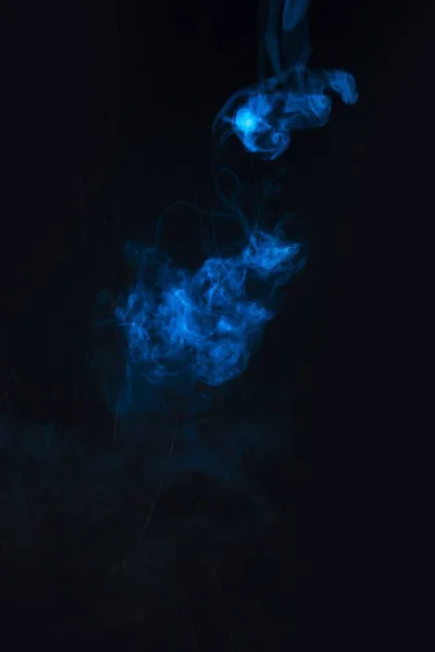 Blauwe Rook Tegen Zwarte Achtergrond Resolutie Hoge Kwaliteit Mooie Foto — Stockfoto