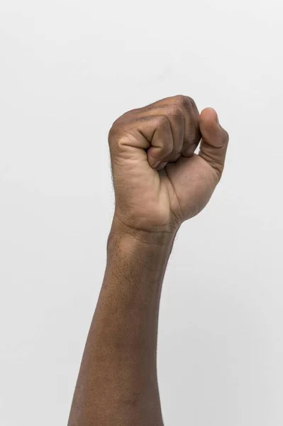 Черный Человек Держит Кулак Разрешение Высокое Качество Красивой Фотографии — стоковое фото