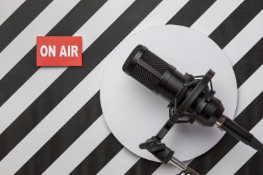 Canlı radyo yayını mikrofonu. Çözünürlük ve yüksek kaliteli güzel fotoğraf