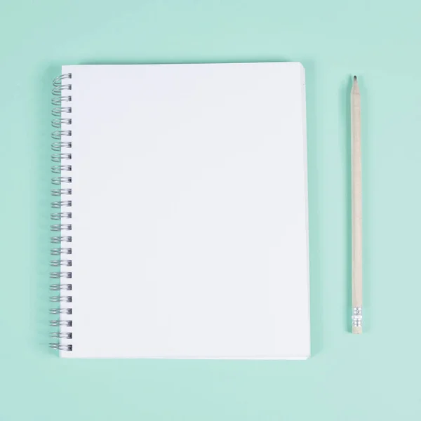 Cuaderno Espiral Blanco Con Fondo Lápiz Turquesa Resolución Alta Calidad —  Fotos de Stock