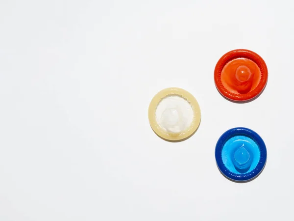 Ovan Visa Oemballerade Kondomer Vit Bakgrund Upplösning Och Hög Kvalitet — Stockfoto