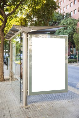 Otobüs durağındaki reklam panosunda ağaçlar var. Çözünürlük ve yüksek kaliteli güzel fotoğraf