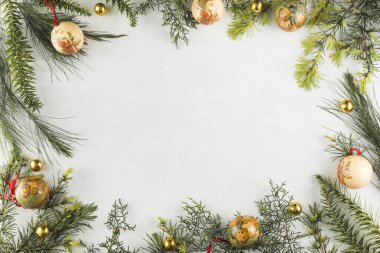Noel kompozisyonu dalları ve takılar. Çözünürlük ve yüksek kaliteli güzel fotoğraf