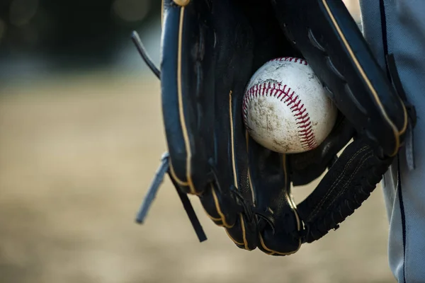 Fechar a luva de beisebol realizada. Conceito de foto bonita de alta qualidade e resolução — Fotografia de Stock