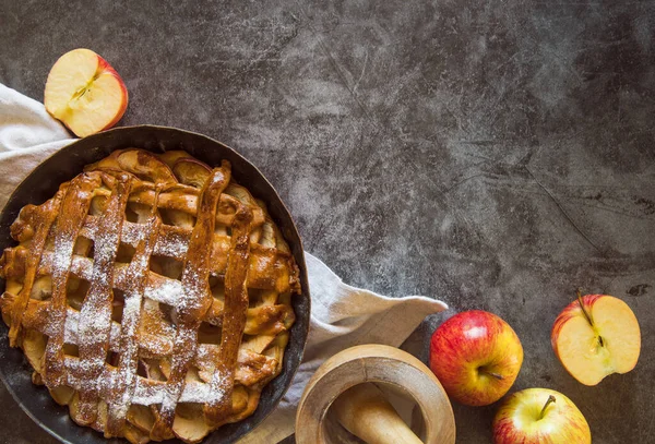 烤苹果派木桌加水果。高质量和分辨率高的美丽照片概念 — 图库照片