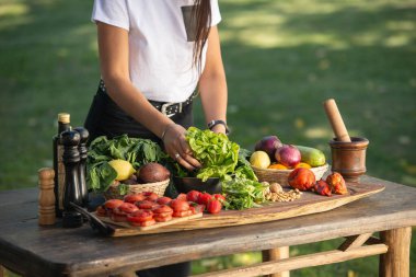 Sebze hazırlayan kadın.