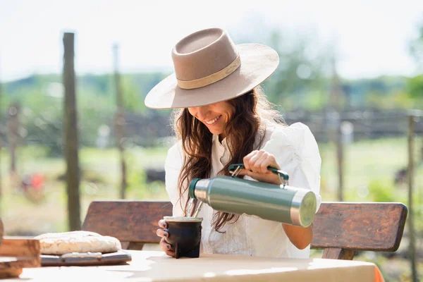 Bella Donna Latina Con Cappello Bere Yerba Mate — Foto Stock